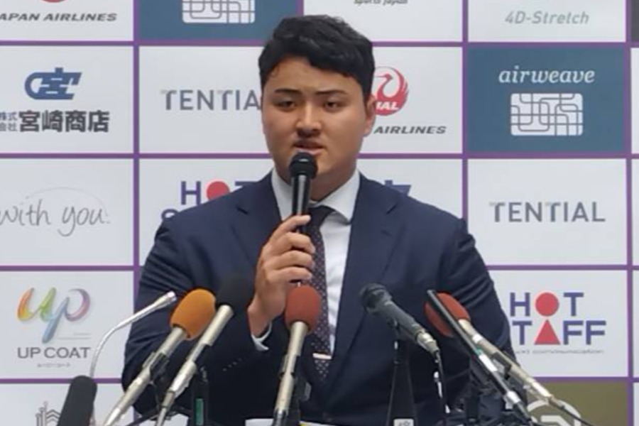 取材に応じたスタンフォード大・佐々木麟太郎【写真:神吉孝昌】