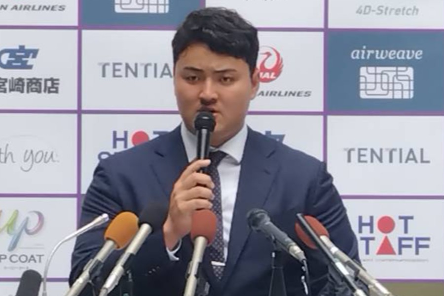 取材に応じたスタンフォード大・佐々木麟太郎【写真:神吉孝昌】