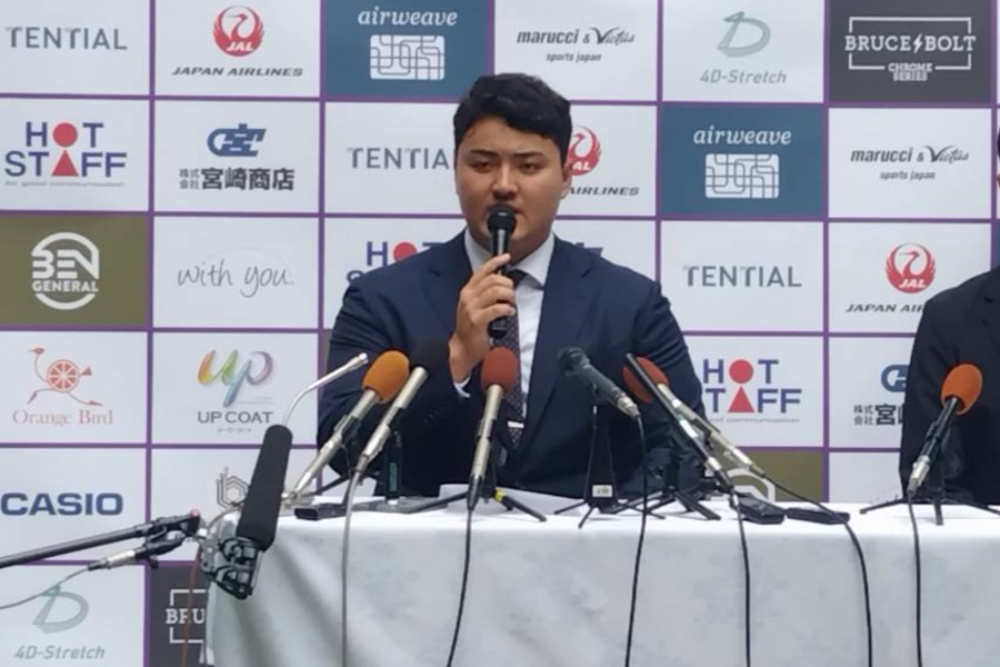 取材に応じたスタンフォード大・佐々木麟太郎【写真:神吉孝昌】
