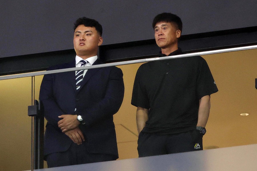 スタンフォード大・佐々木麟太郎(左)とソフトバンク・城島健司CBO【写真:栗木一考】