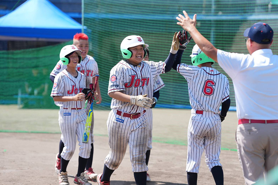 決勝戦の4回に満塁本塁打を放った城東リーグ・矢部【写真:井上学】