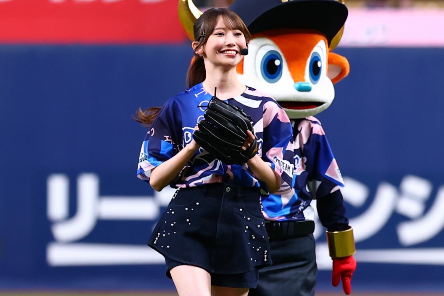 始球式に登場した乃木坂46・黒見明香さん【写真:加治屋友輝】