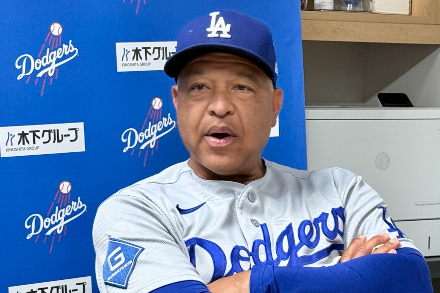 試合後、取材に応じるドジャースのデーブ・ロバーツ監督【写真:小谷真弥】