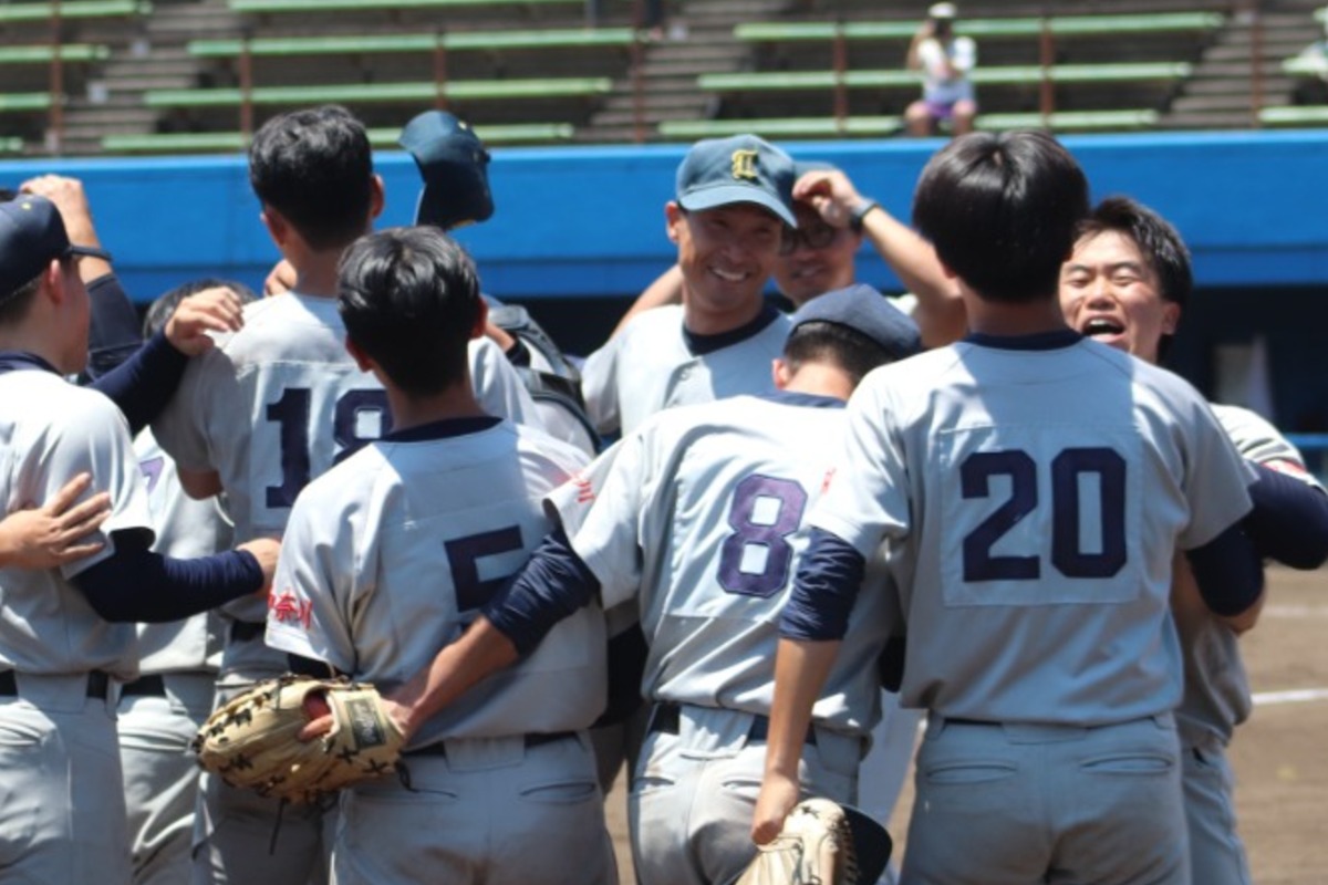 10年間の集大成として今大会に挑む市ケ尾・菅澤悠監督（中央）【写真：大利実】