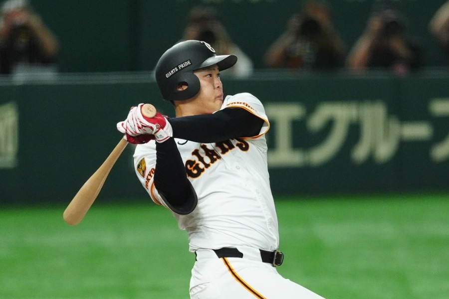 巨人・荒巻悠【写真:小林靖】