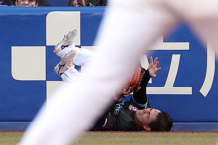 フェンスに激突したロッテ・西川史礁【写真:栗木一考】