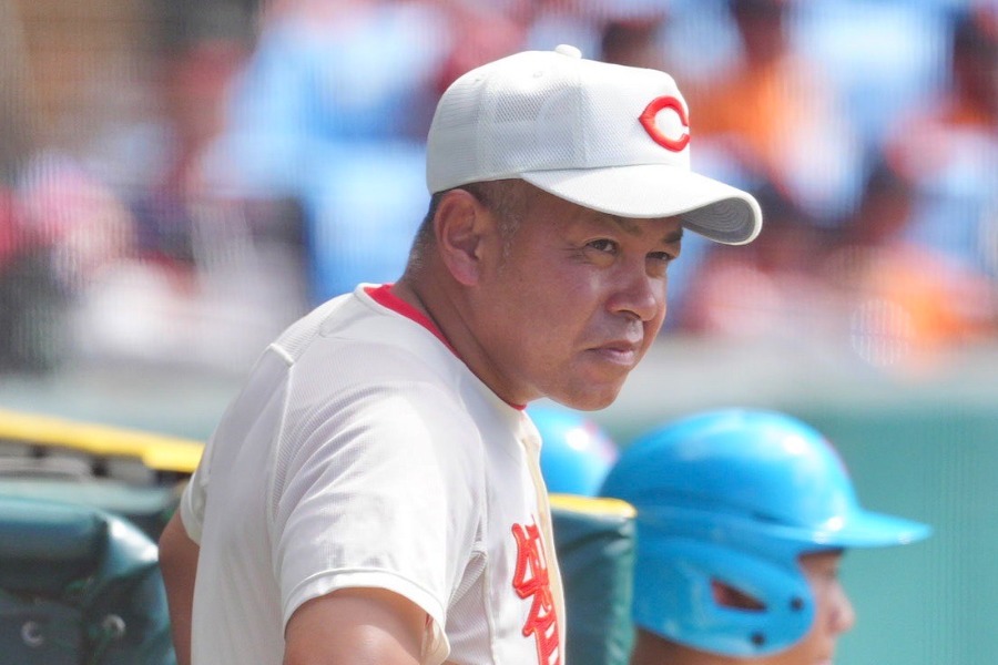 智弁学園の小坂将商監督【写真:小林靖】