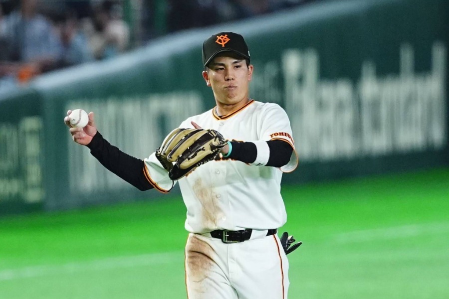 「甲子園夢プロジェクト」の支援を続ける巨人・門脇誠。左手首には繋がりを示すバンドが見える【写真：小林靖】
