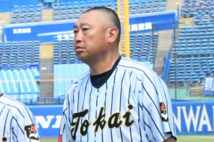日大三との試合で指揮を執った東海大菅生・若林弘泰監督【写真:豊嶋彬】