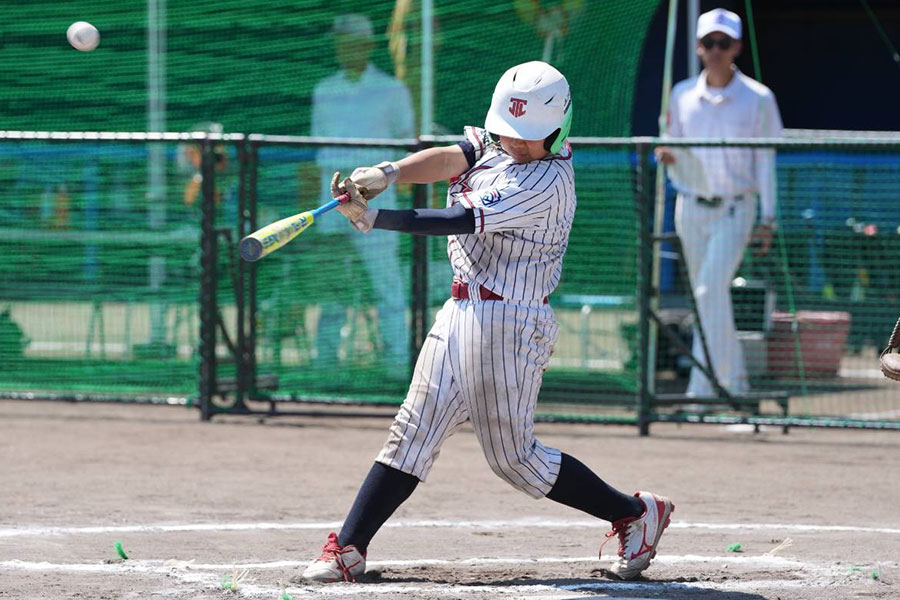 決勝戦の4回に満塁本塁打を放った城東リーグ・矢部雄之介【写真:井上学】