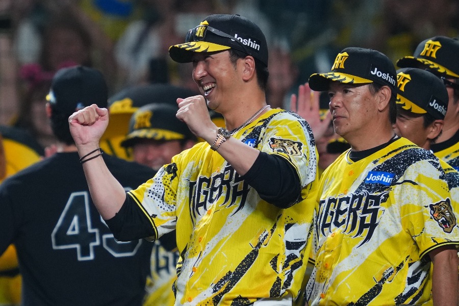 サヨナラ勝利に笑顔を見せた阪神・藤川球児監督【写真:イワモトアキト】