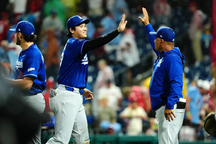 フィリーズ戦に勝利し、ハイタッチするドジャースのデーブ・ロバーツ監督【写真:荒川祐史】