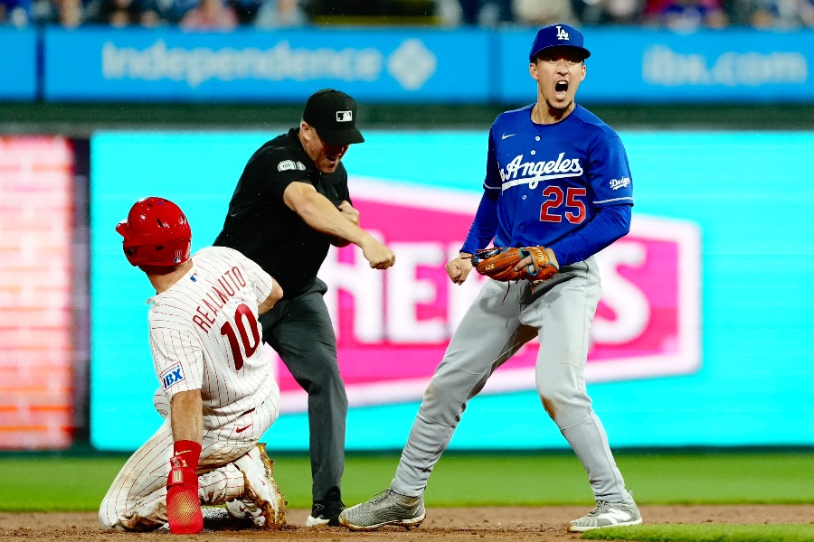 フィリーズ戦で二塁走者をアウトにしたドジャースのトミー・エドマン【写真：黒澤崇】