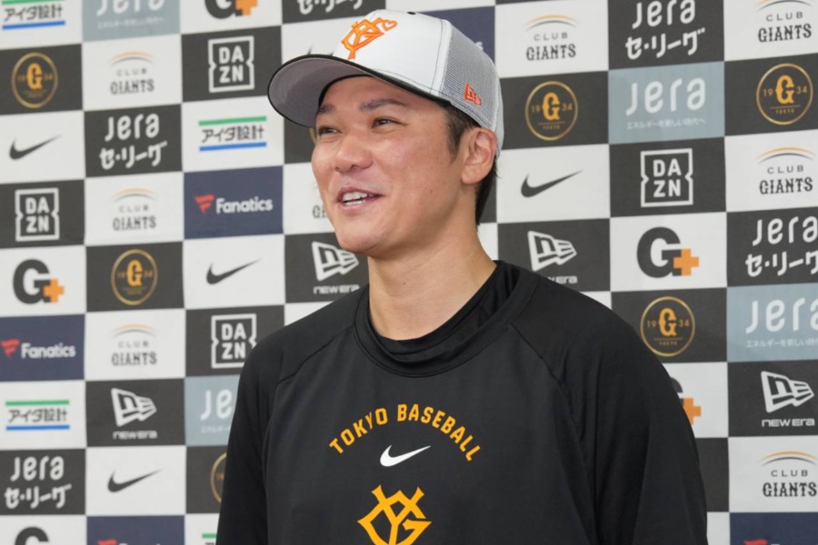 試合前、取材に応じる巨人・坂本勇人【写真:井上学】