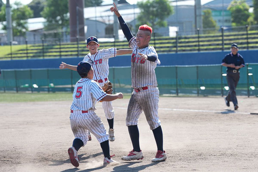 真っ赤に染めたモヒカン風の髪がトレードマークだ【写真：井上学】