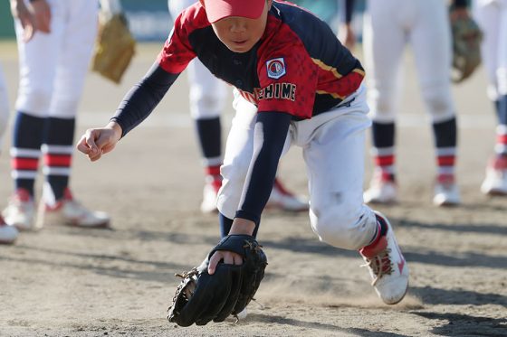 逆シングル捕球上達の鍵は「打撃と同じ」　小中学生の苦手意識を除く“ライン合わせ”