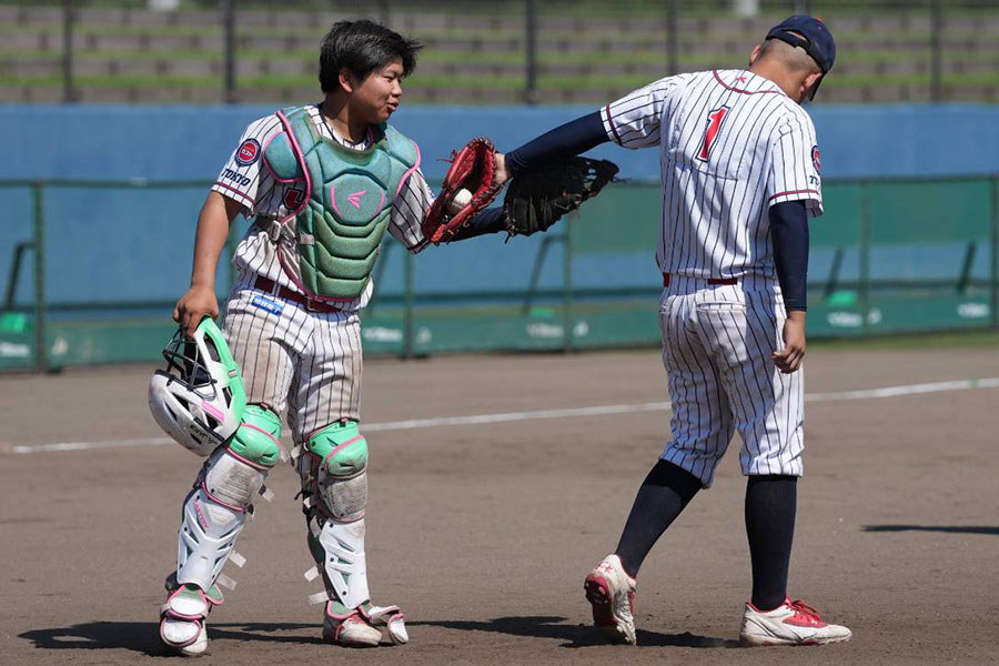 バッテリーを組んだ矢部雄之介（左）【写真：井上学】