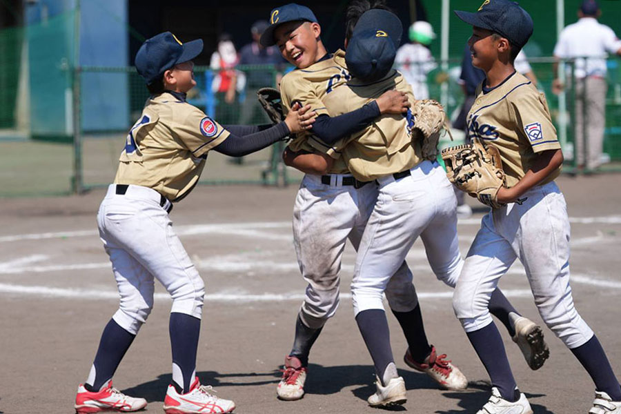 決勝戦で6回のピンチを抑え喜ぶ千葉リーグナイン【写真：井上学】