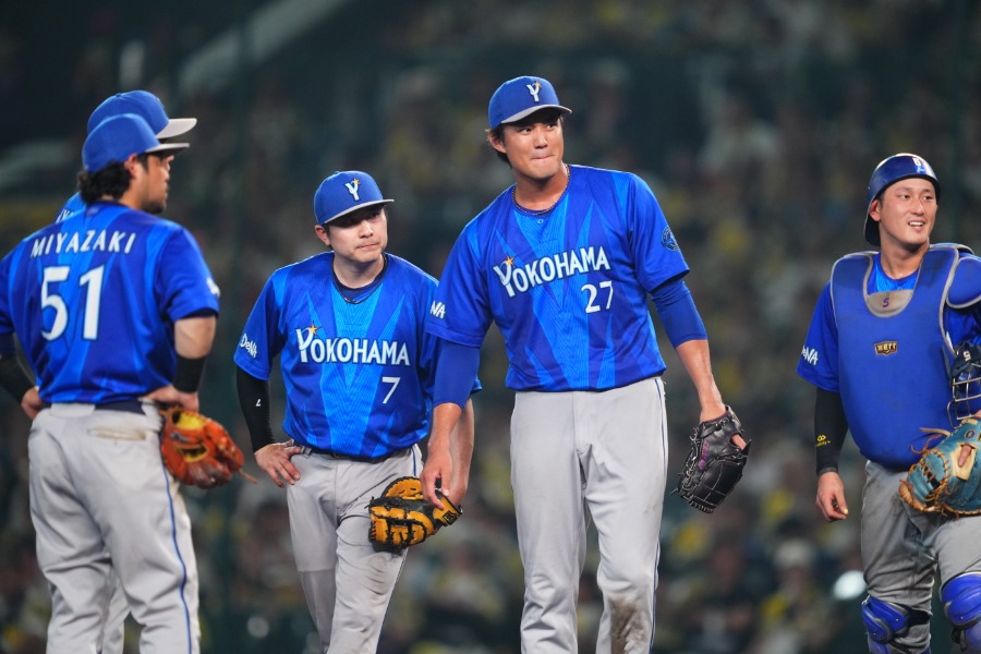 古巣阪神相手に先発したDeNA・藤浪晋太郎（右から2番目）【写真：イワモトアキト】