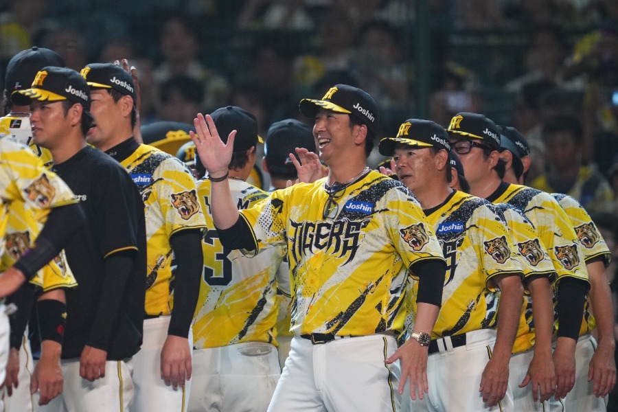 笑顔でナインを迎える阪神・藤川球児監督【写真：イワモトアキト】