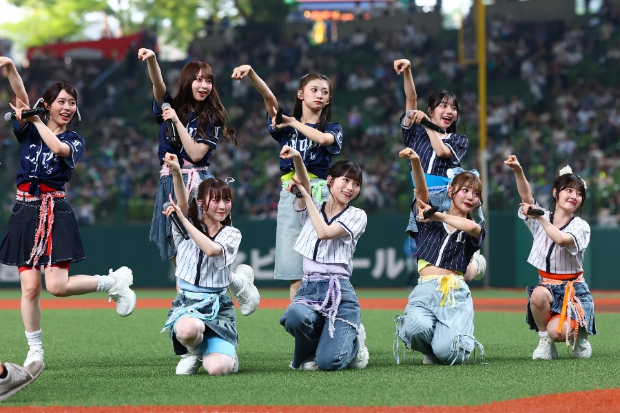 試合前にミニライブを行った「CUTIE STREET」【写真：加治屋友輝】