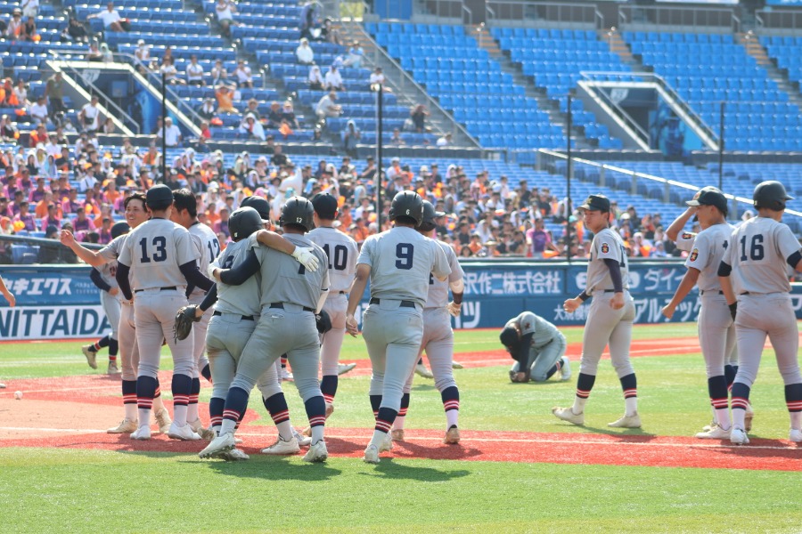 4強に進出した慶応ナイン【写真：大利実】