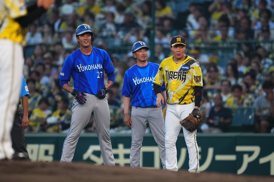 藤浪が安打を放ち、一塁ベースで大山と並ぶ場面も【写真：イワモトアキト】