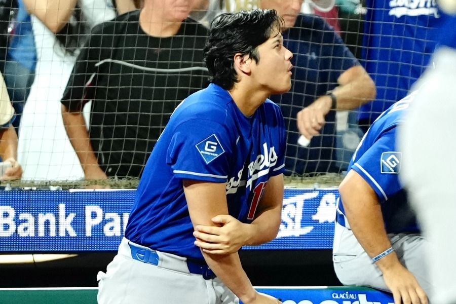 右肘を押さえるドジャース・大谷翔平【写真：黒澤崇】