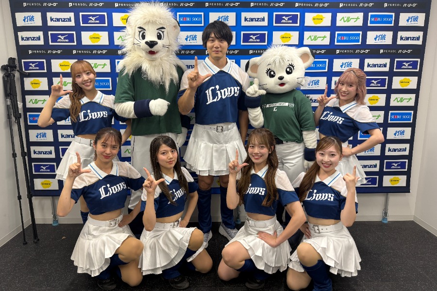 特注のbluelegends衣装でダンスに挑んだ青木マッチョさん（後列真ん中）【写真提供：(C)PLM】　