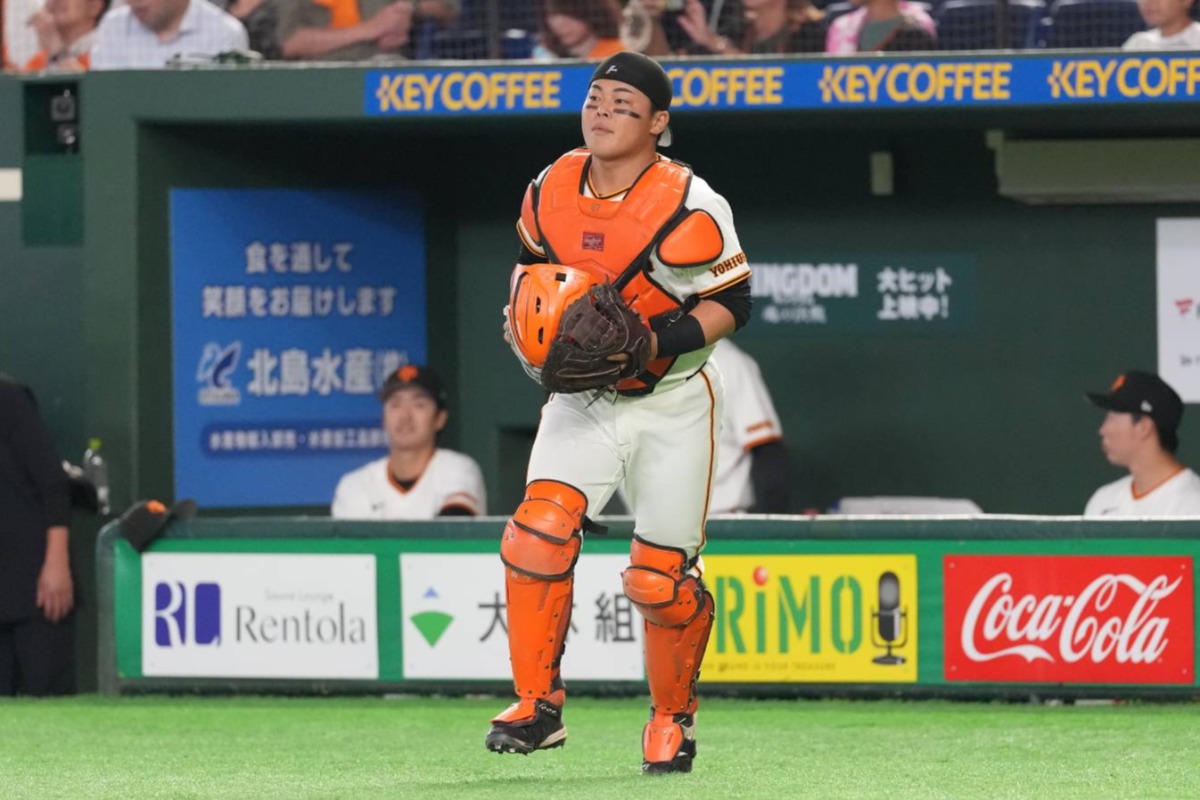 ド派手オレンジのキャッチャー防具を身に着ける巨人・山瀬慎之助【写真：井上学】