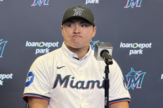 佐々木麟太郎がマーリンズ入団会見「楽しみがいっぱい」　日米報道陣30人が集結