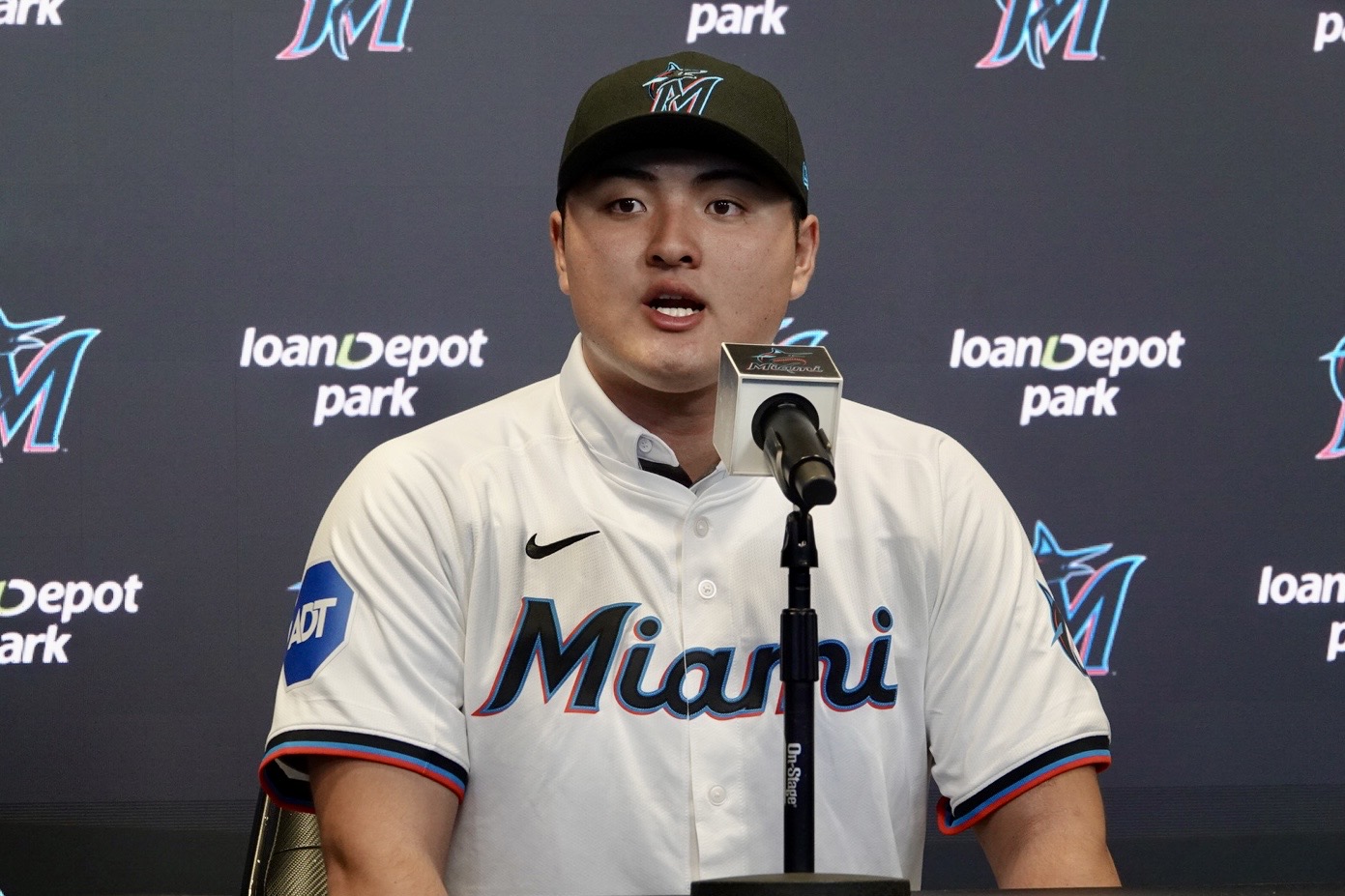 マーリンズと契約したスタンフォード大・佐々木麟太郎【写真:小谷真弥】
