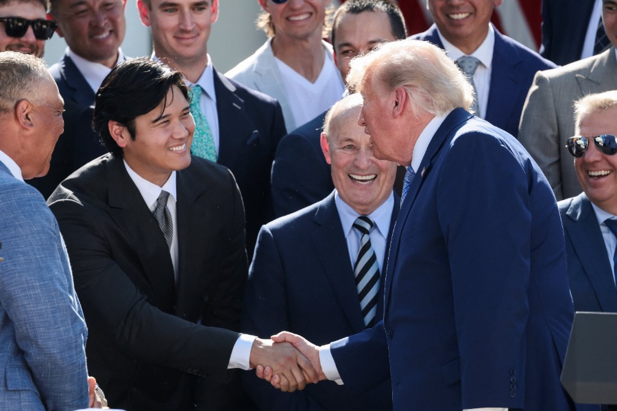 ホワイトハウスを訪問したドジャース・大谷翔平(左)とトランプ大統領【写真:ロイター】