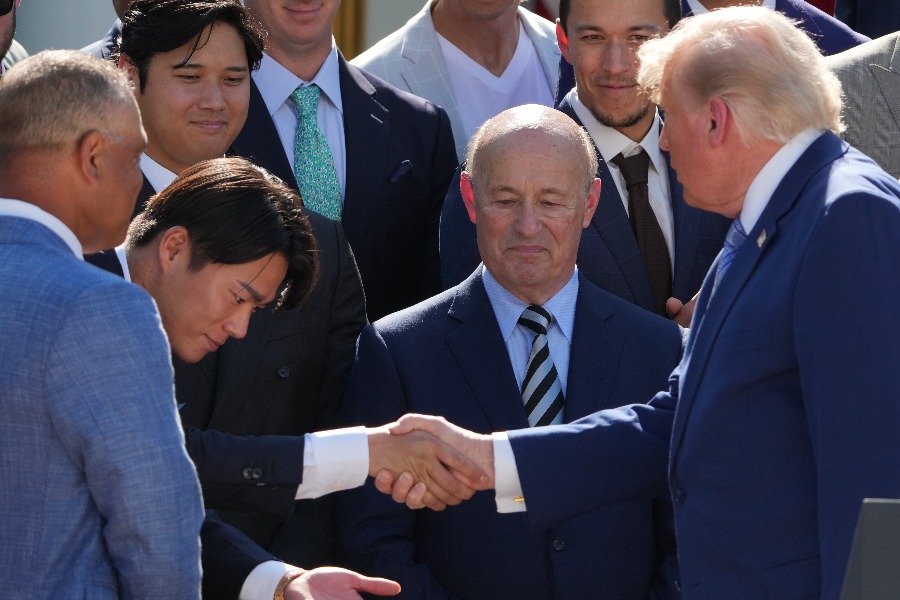ホワイトハウスを訪問したドジャース・山本由伸（左）【写真：アフロ】