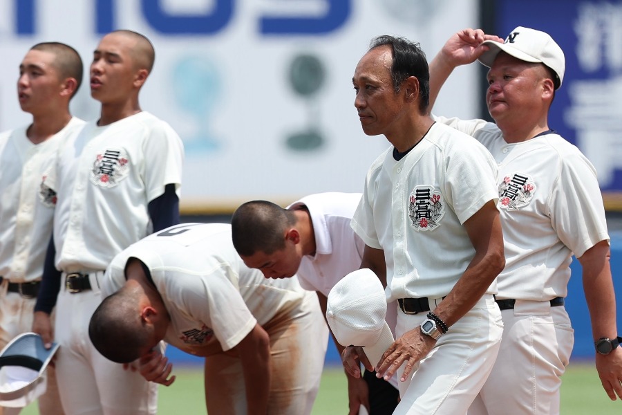 準決勝で創価に敗れた日大三ナインと三木有造監督【写真：加治屋友輝】