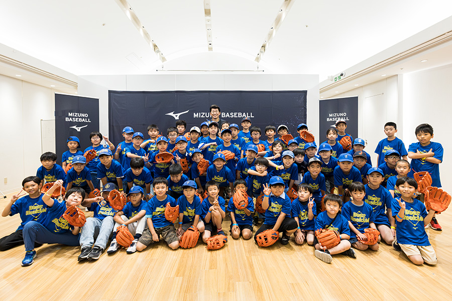 「思いが詰まった道具で野球を楽しんで」と参加者にメッセージを送った【写真:ミズノ提供】