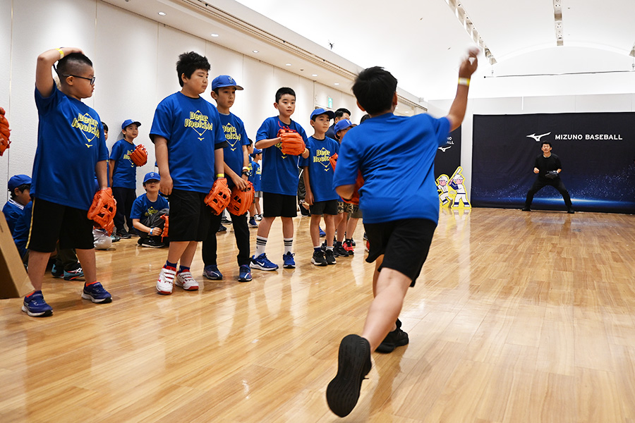 完成したグラブを使って早速キャッチボール【写真:吉田三鈴】