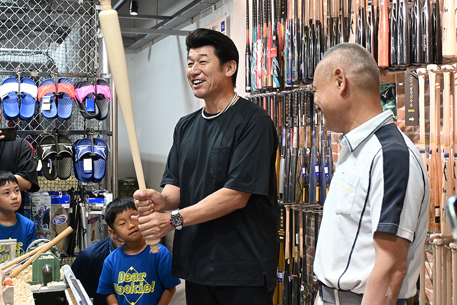 現役時代と同じ型のバットを握る三浦大輔さん【写真:吉田三鈴】