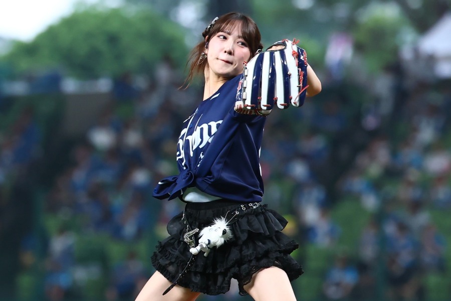 始球式を行った小関舞さん【写真：加治屋友輝】