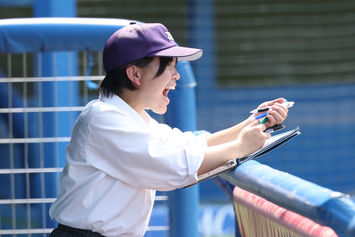 ベンチでは大きな声で選手を鼓舞した【写真:加治屋友輝】