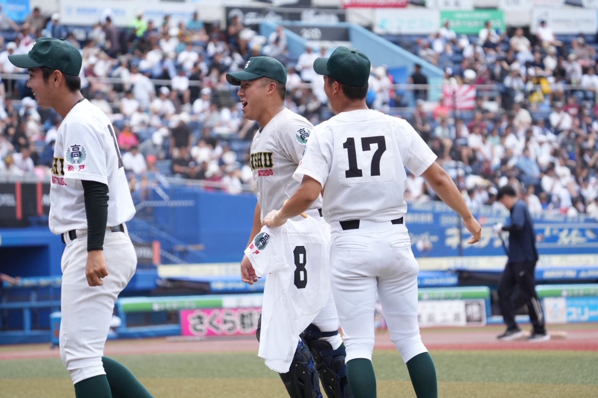 専大松戸は長谷川大納の「8」とともに最後まで戦い抜く【写真：岡部直樹】