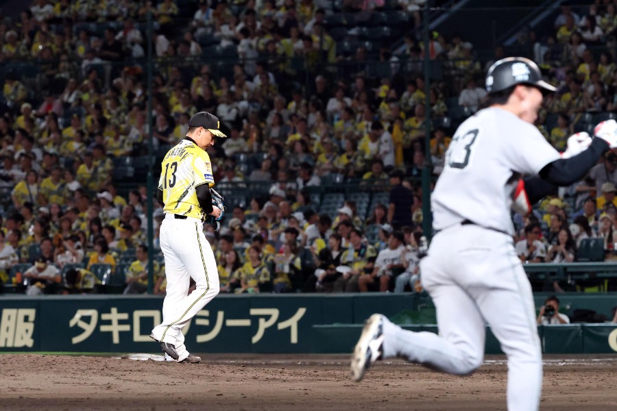 延長10回に勝ち越し2ランを浴びた阪神・岩崎優【写真:栗木一考】