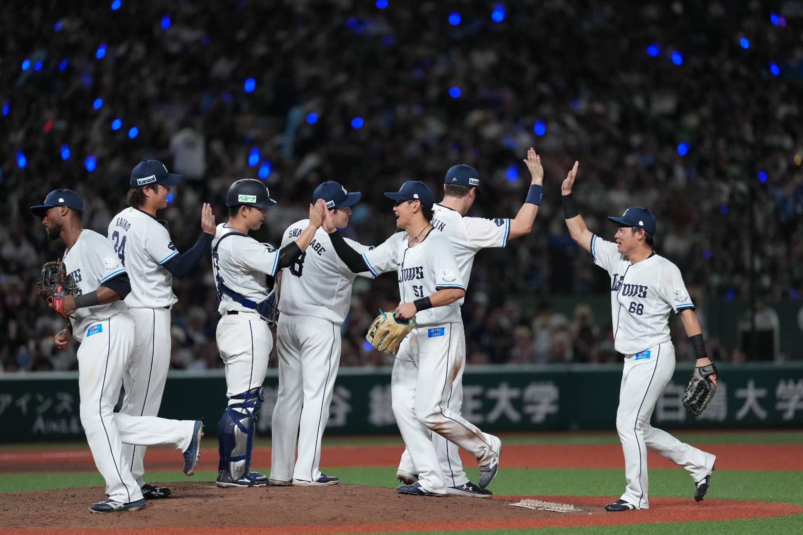 勝利を喜ぶ西武ナイン【写真：井上学】