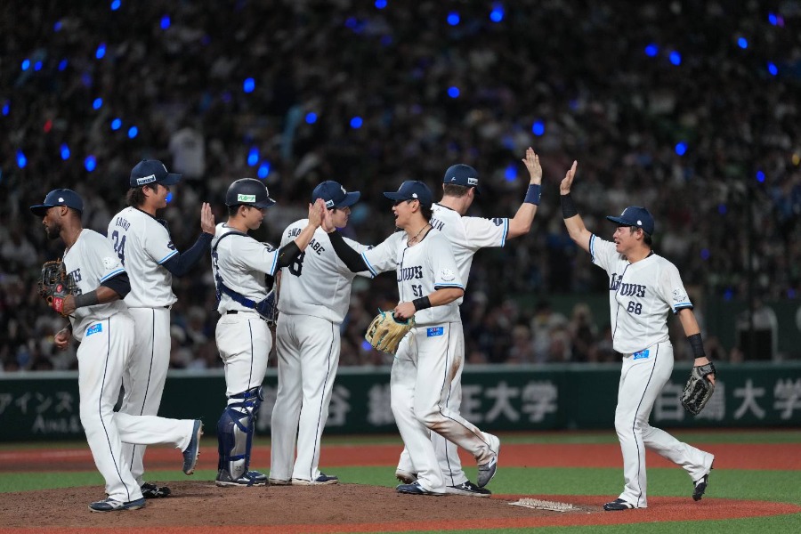 勝利を喜ぶ西武ナイン【写真:井上学】