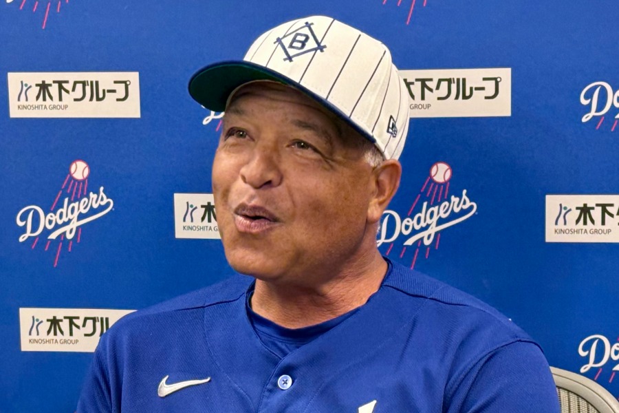 試合後に取材に応じたドジャースのデーブ・ロバーツ監督【写真:小谷真弥】