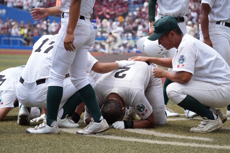 千葉大会決勝で拓大紅陵に破れ崩れ落ちる専大松戸ナイン【写真：岡部直樹】