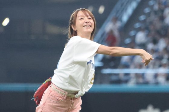 44歳になっても「何にも変わらない」　スタイル抜群…色褪せぬ美女の豪快投球「最高ですか」