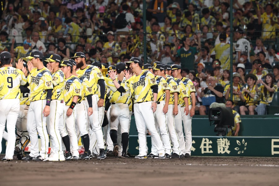 笑顔でナインを迎える阪神・藤川球児監督【写真：栗木一考】