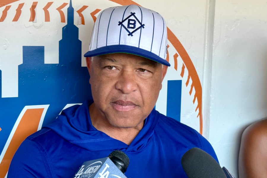試合前の取材に応じたドジャースのデーブ・ロバーツ監督【写真：小谷真弥】