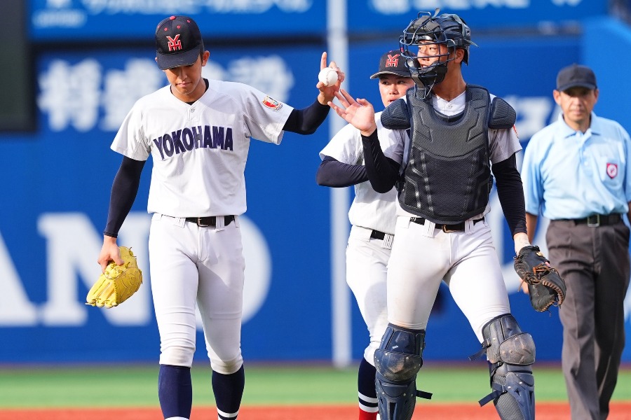 桐光学園戦でバッテリーを組んだ織田翔希（左）と脇山魁音【写真：小林靖】
